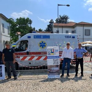 È arrivata a Cernusco l’ambulanza ucraina crivellata di colpi dai soldati russi
